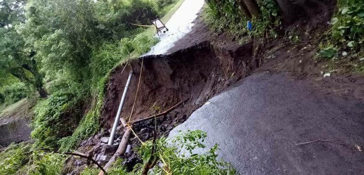 Zerstörte Straße in Bali