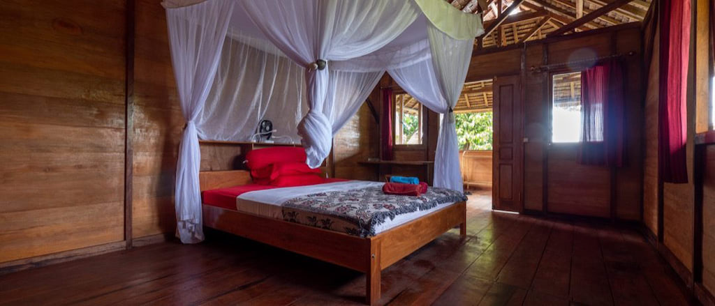 Bett mit Moskitonetz der Nakaela Lodge