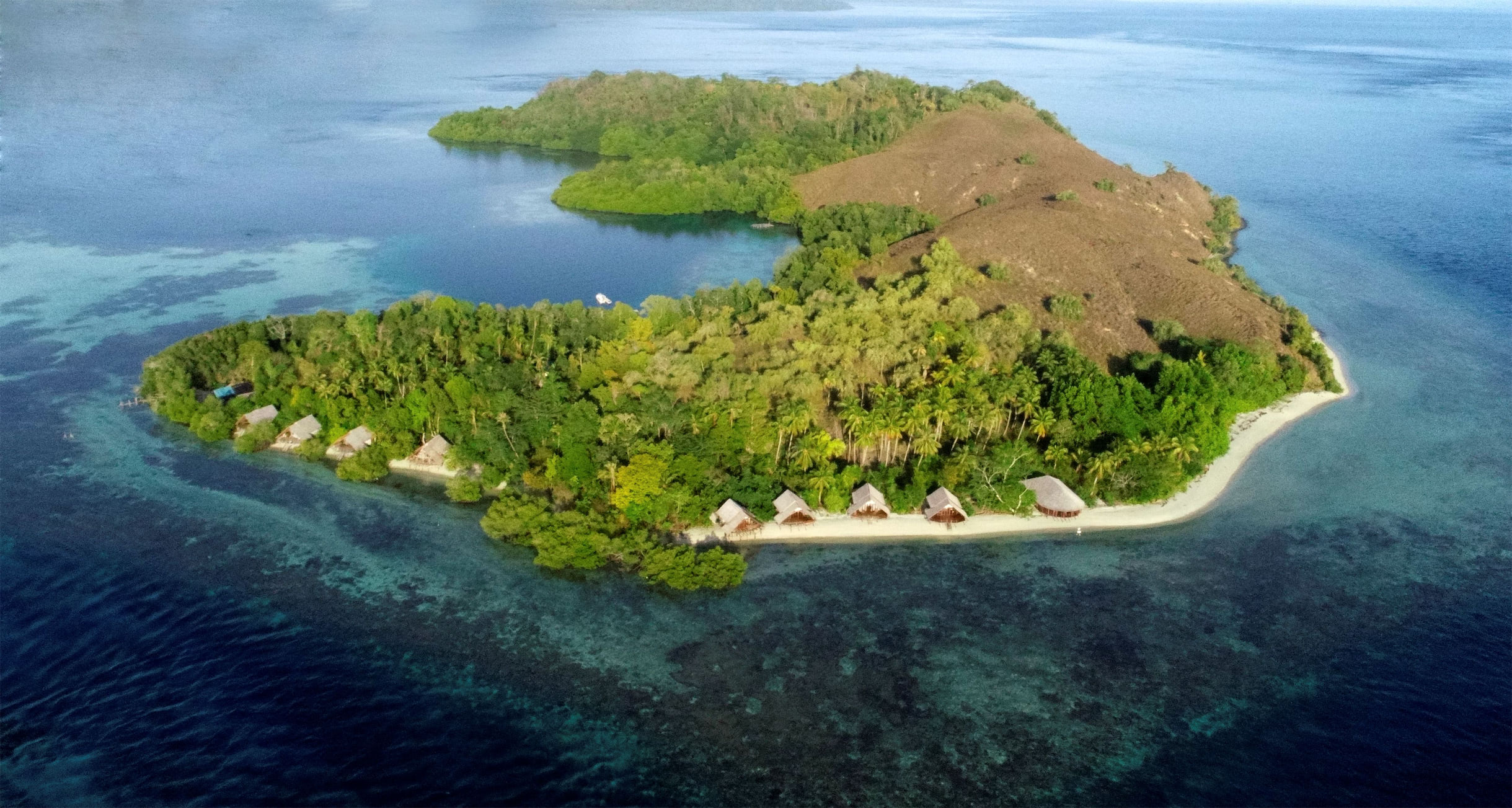 Luftaufnahme von Kusu Island mit dem Resort im Vordergrund.