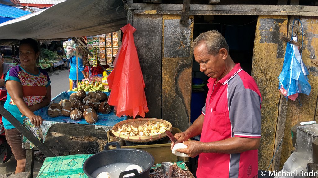 Markt in Tual Kokosnussverkäufer