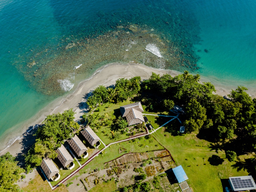 Nakaela Lodge with house reef