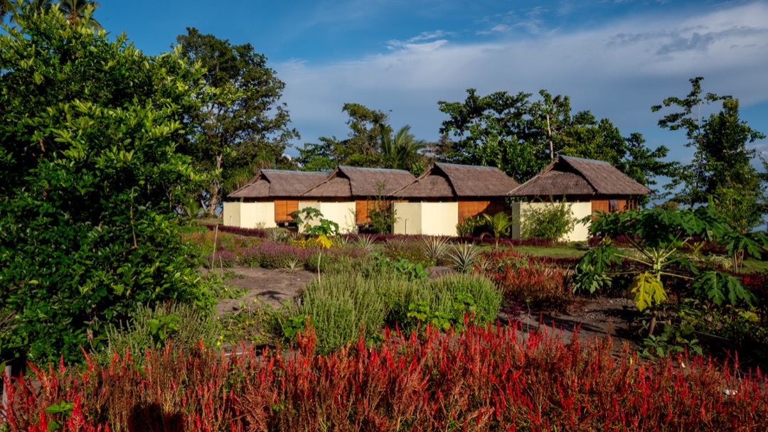 Nakaela Lodge: Blumengarten und Bungalows