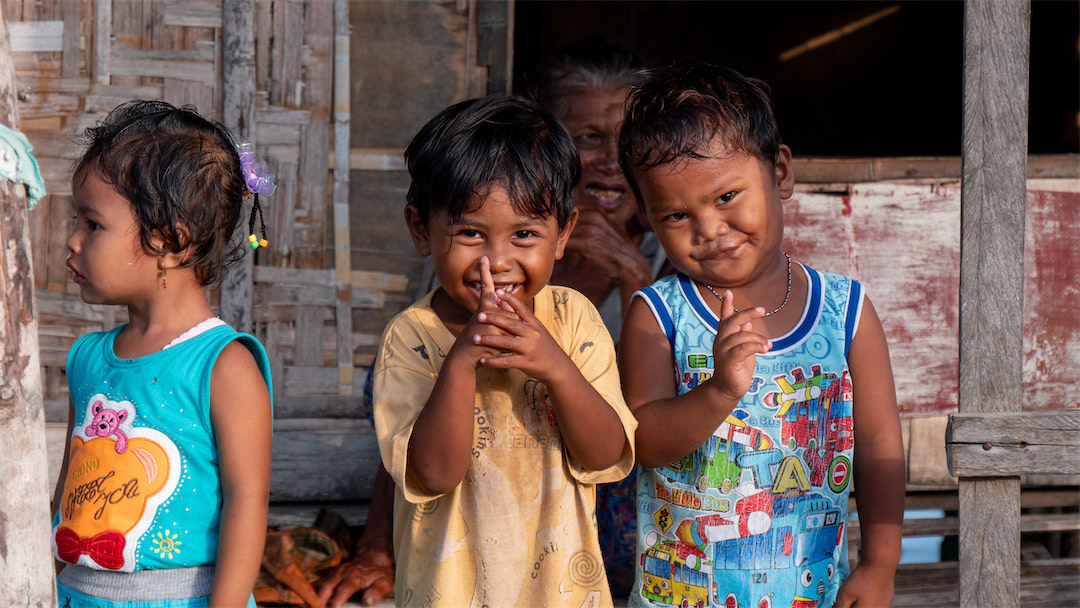 Children in Bajo village