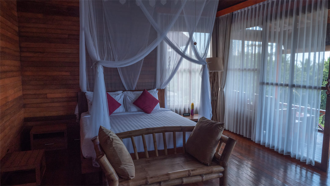 Marind Dive bungalow bed
